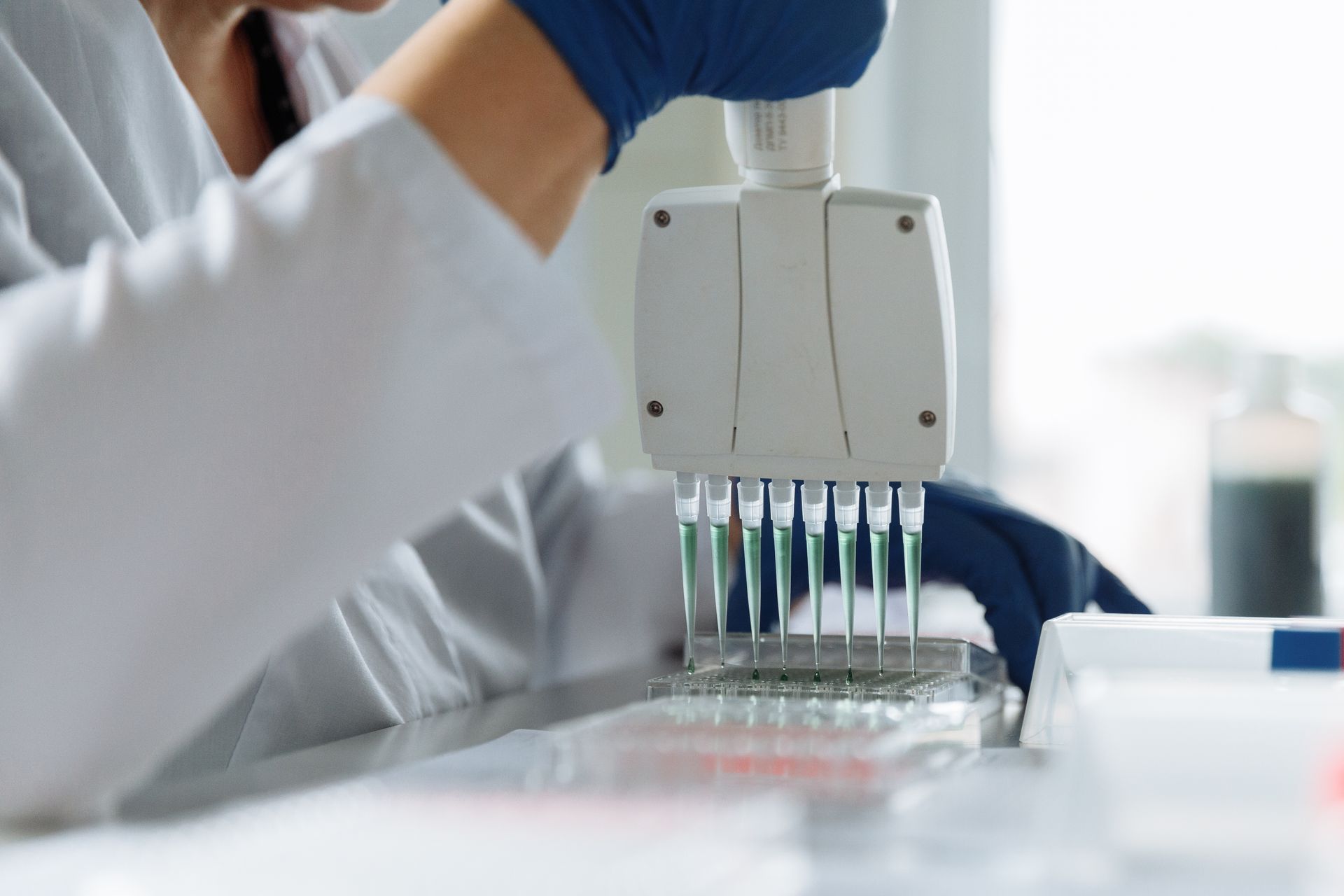 Modern teşhis laboratuvarı - otomatik klinik analiz ve robotik pipetleme